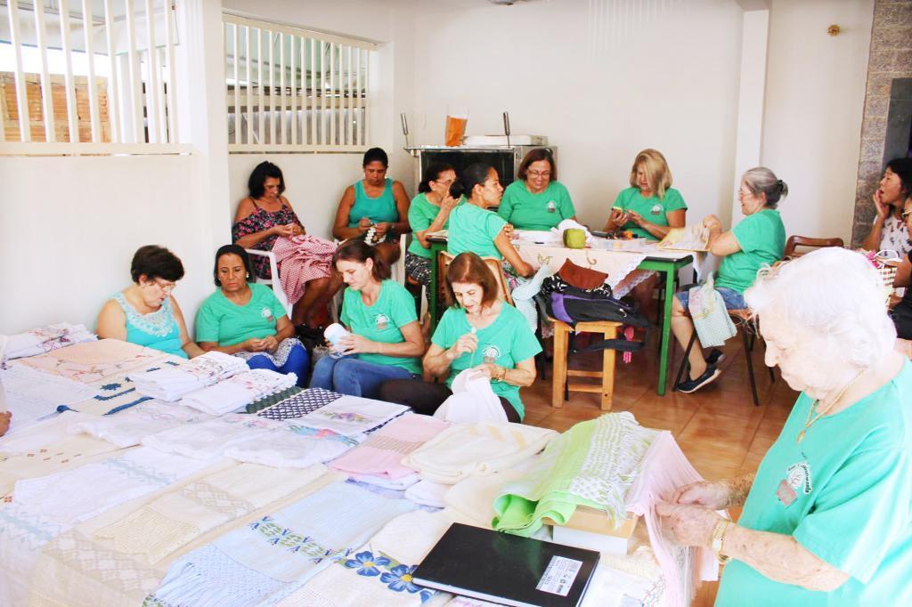 As voluntárias se reúnem semanalmente no espaço cedido no Fundo Social de Solidariedade de Jales para a confecção das peças