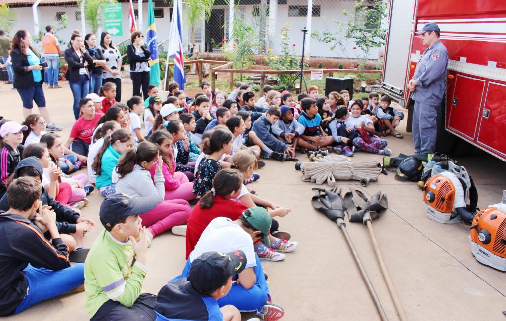 Alunos e autoridades participam do Dia de Prevenção a Incêndio organizado pela Defesa Civil