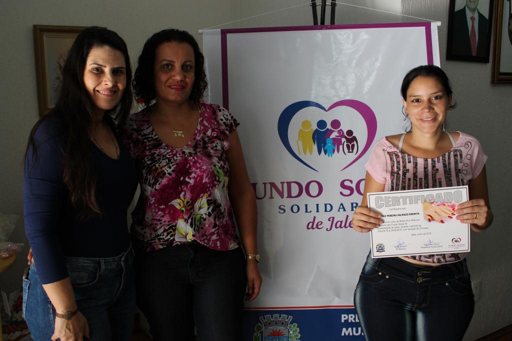Fundo Social realiza entrega de certificados para alunas do curso de Manicure e Pedicure
