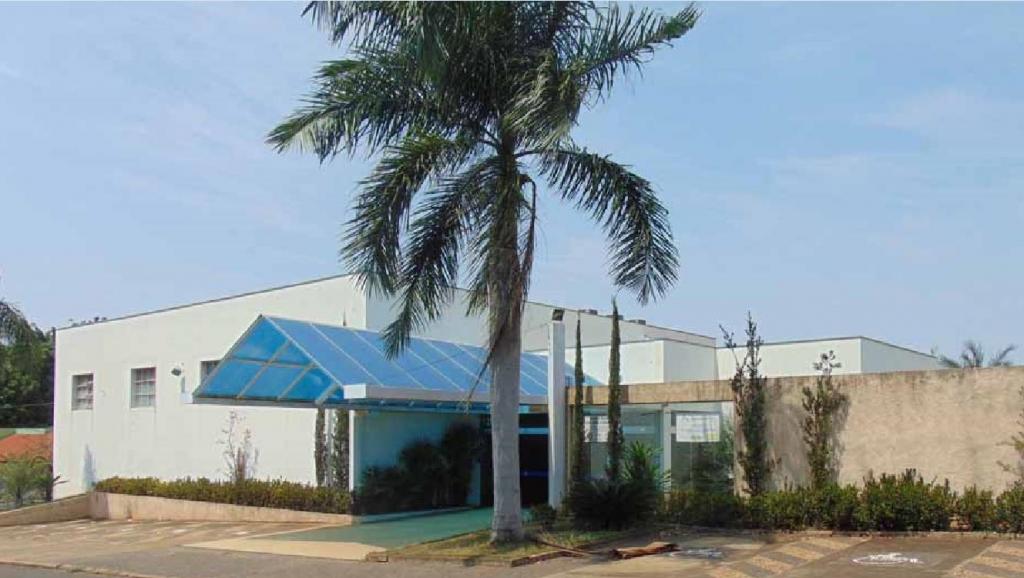 Prefeitura assina acordo e fica com prédio da ADERJ para transferir Secretaria de Educação