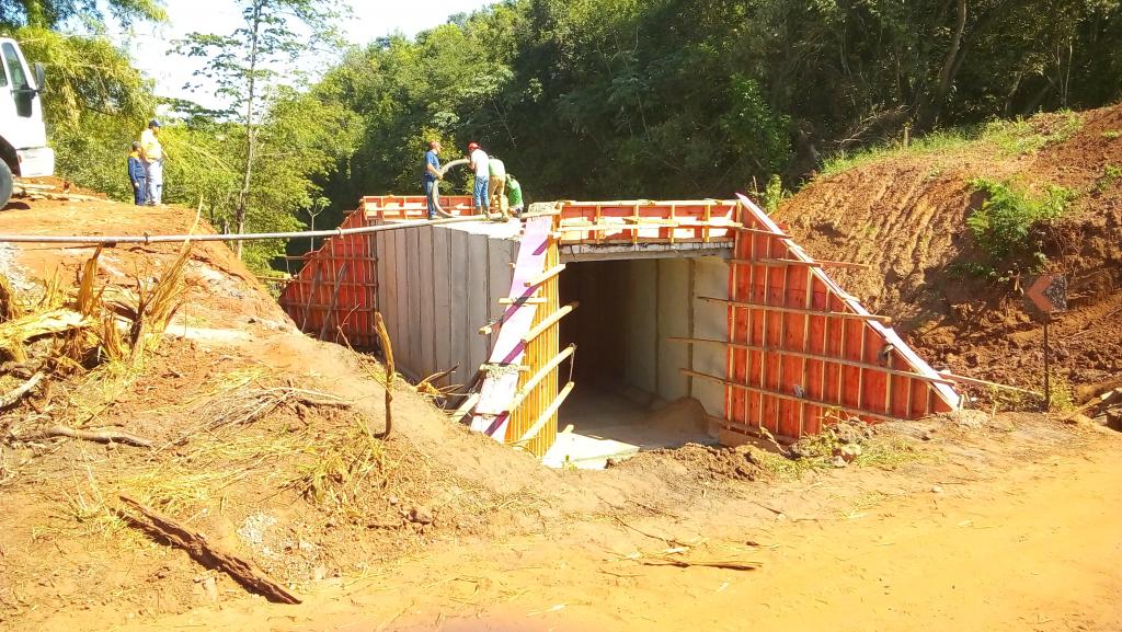 Ponte de Concreto Armado é construída na estrada PTL 040, no Córrego do Marimbondo, estrada que liga Pontalinda a Dirce Reis.