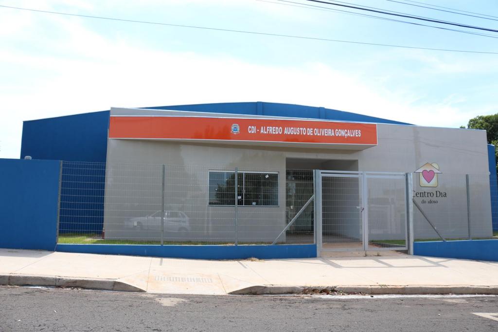Secretário Estadual de Desenvolvimento Social visita obras de Centro Dia do Idoso em Jales