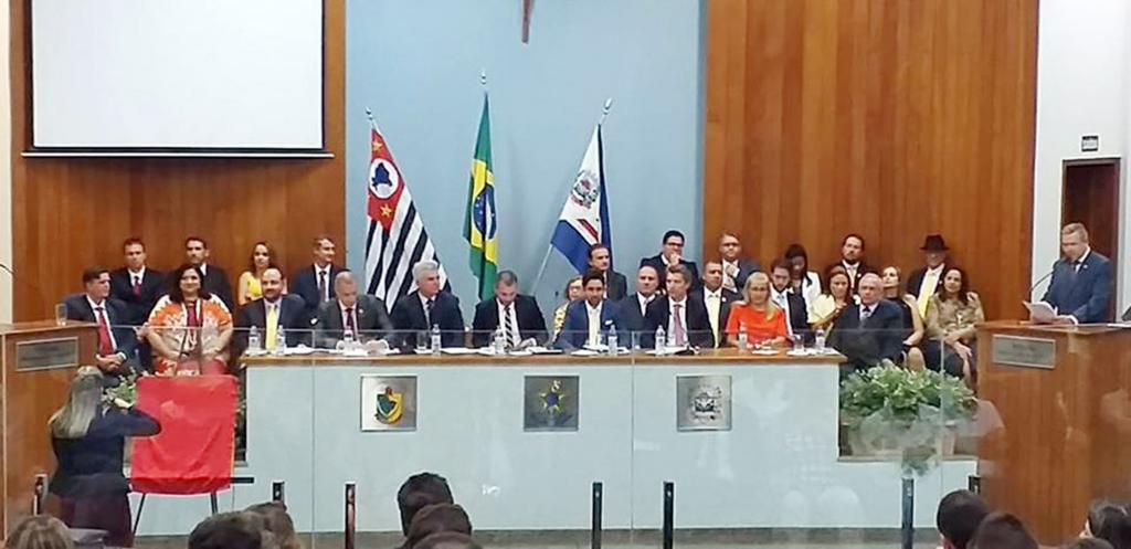Posse da nova diretoria da OAB de Jales lota auditório da Câmara Municipal