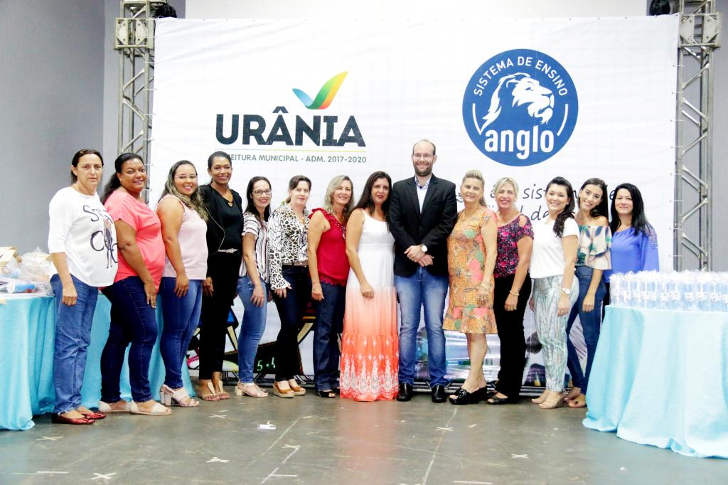 Prefeitura de Urânia realiza da entrega do material apostilado Anglo e uniformes para alunos da rede municipal