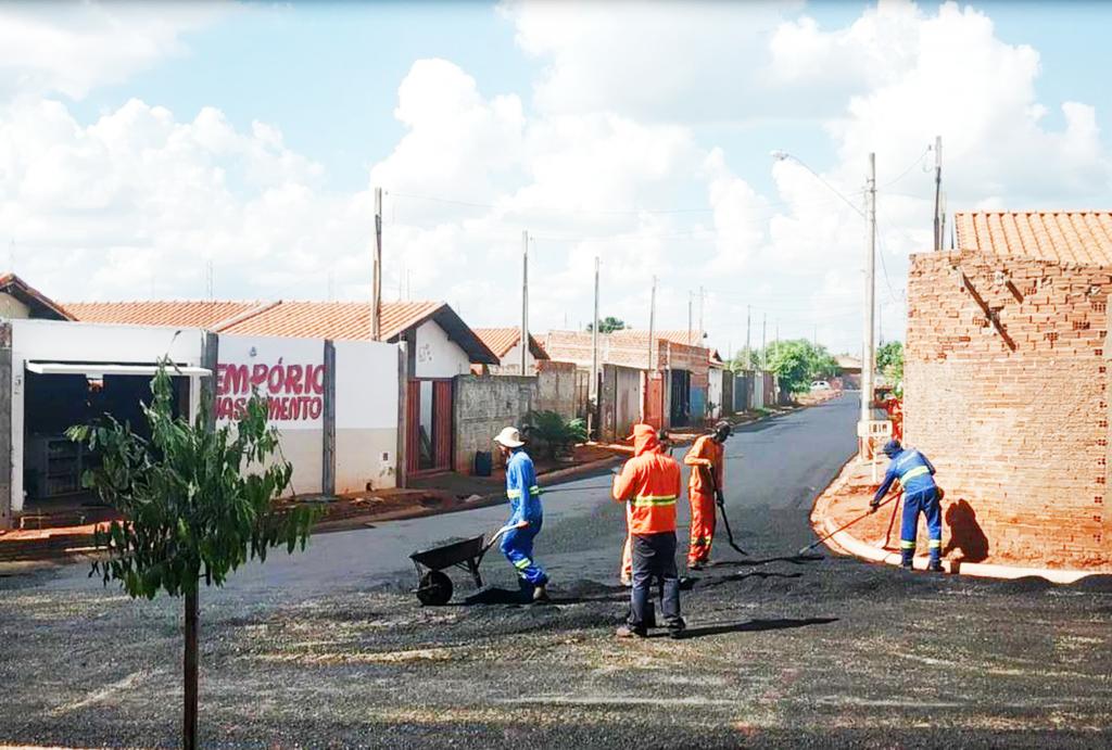 Após uma década de reivindicações, asfalto chega às ruas do Conjunto Habitacional João Batista Colodetti