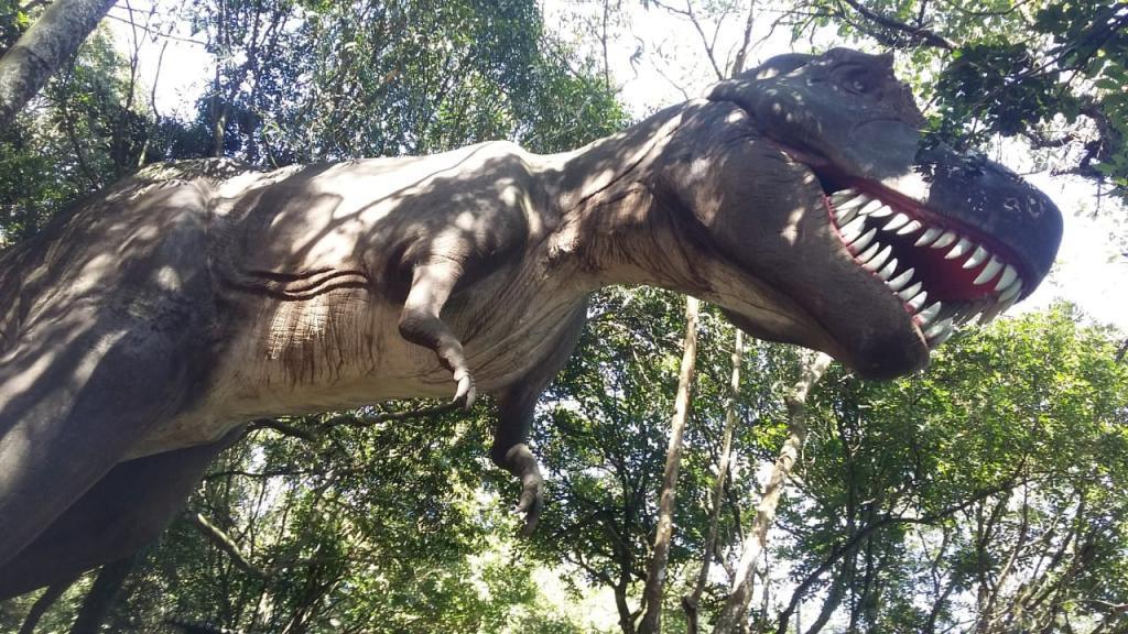 Mundo dos Dinossauros é outra exposição dentro do Zoológico