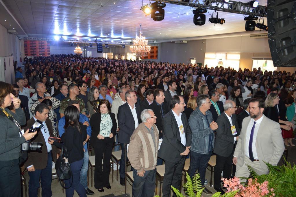 - Mais de 2,2 mil profissionais de ensino de aproximadamente 70 cidades participaram dos três dias de Congresso