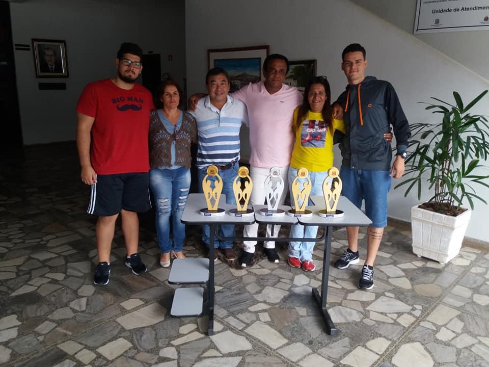 Os representantes da Secretaria de Esportes, Cultura e Turismo, Eva Ricci, Valdecir Ramalho dos Santos, e Maria Odete Custódio ao centro, com o vereador Kazuto e os estagiários da Pasta, Heitor e Marcelo