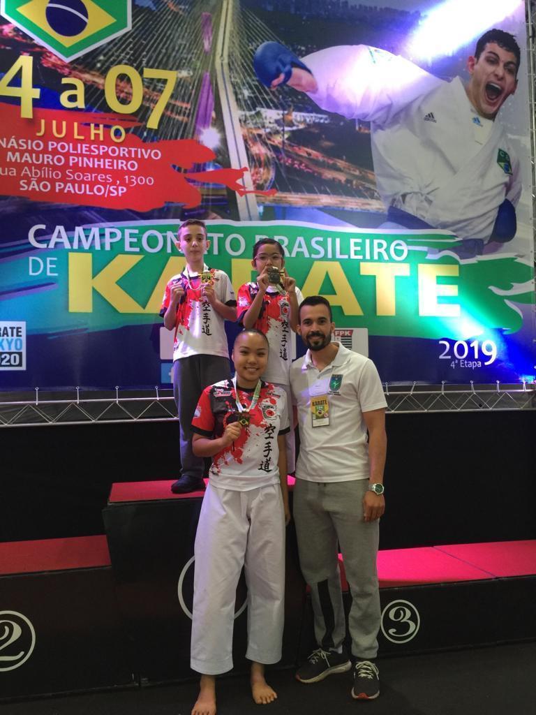 Arthur Lima foi campeão na categoria Sub 12 e sua parceira de equipe, Emilly Saiury conquistou medalha de bronze pelo Sub 10. Ambos estão classificados para a fase final do Campeonato Brasileiro de Karatê