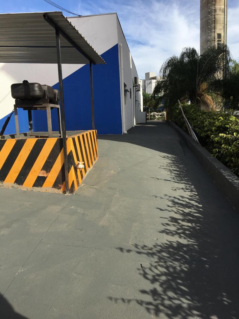 Área que antes era terra recebeu calçamento na parte externa