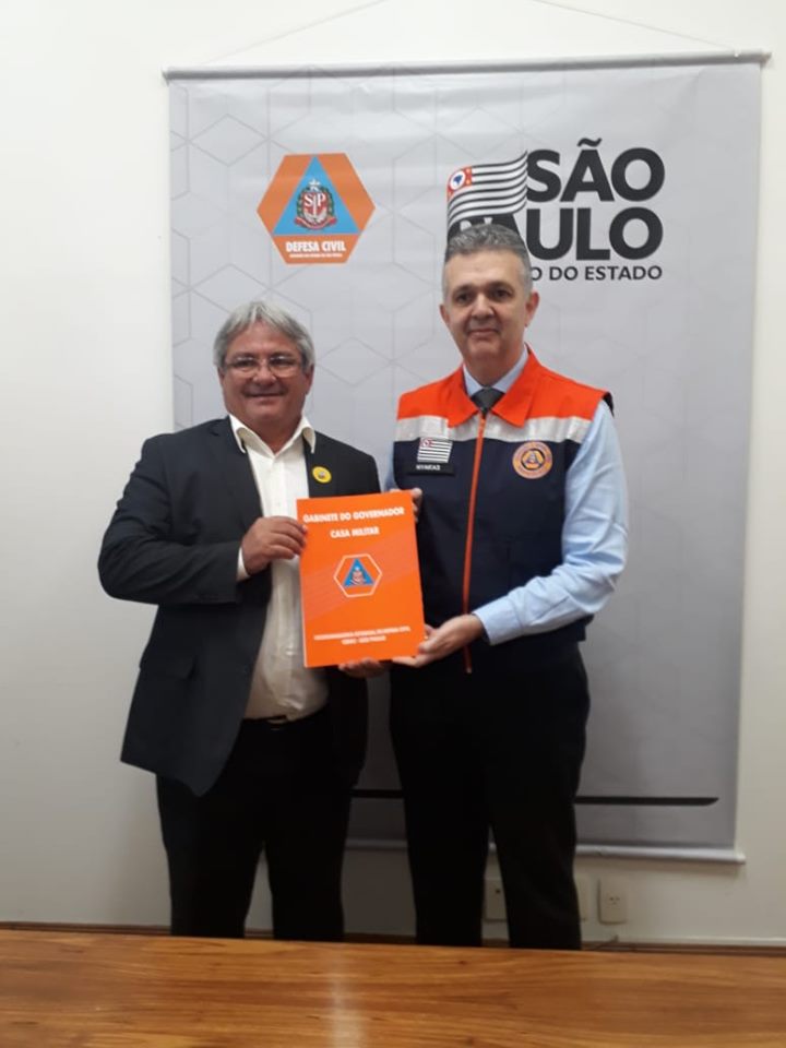 O prefeito de Paranapuã Sergio Polarini (à esquerda) no Palácio do Governo durante a assinatura do convênio