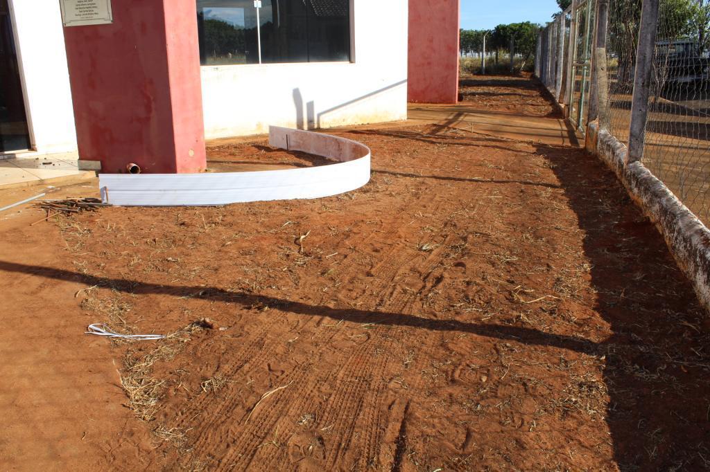 Serviços de concretagem serão realizados na área externa do prédio