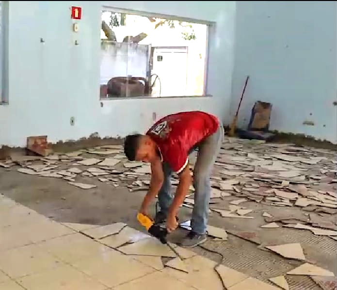 Colocação do novo piso no Centro Comunitário “Nivaldo Honorato Machado”