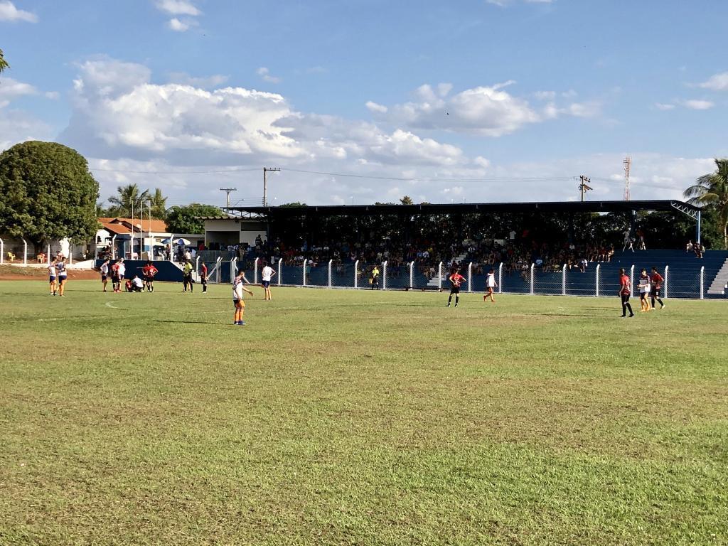 Sob céu azulado, os times entraram em campo com toda garra