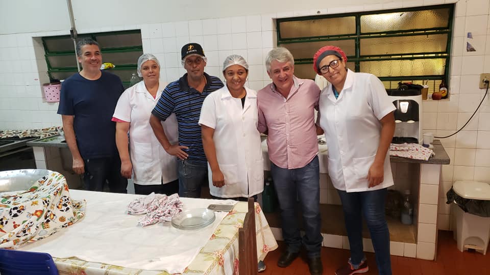 O prefeito Tuquinha Novelli parabenizando os funcionários do refeitório