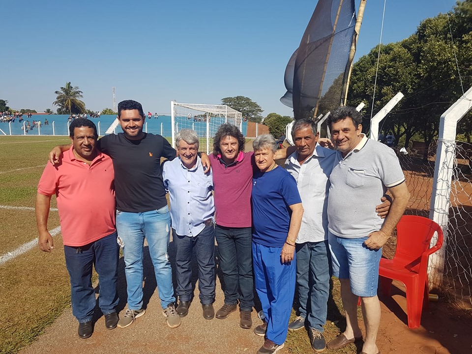 Foto posada no campo do estádio municipal Líbero de Almeida Silvares