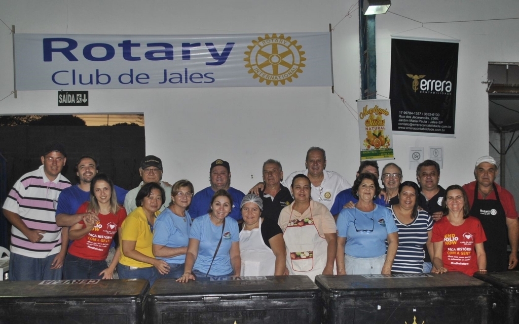 Parte da equipe do Rotary Clube de Jales que trabalhou na venda de comidas e bebidas no sábado à tarde