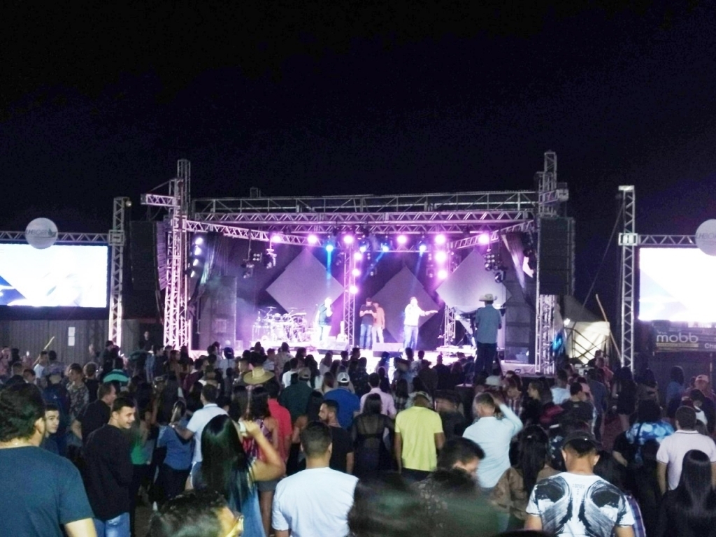 Um grande público dançou e cantou nos shows que aconteceram à noite