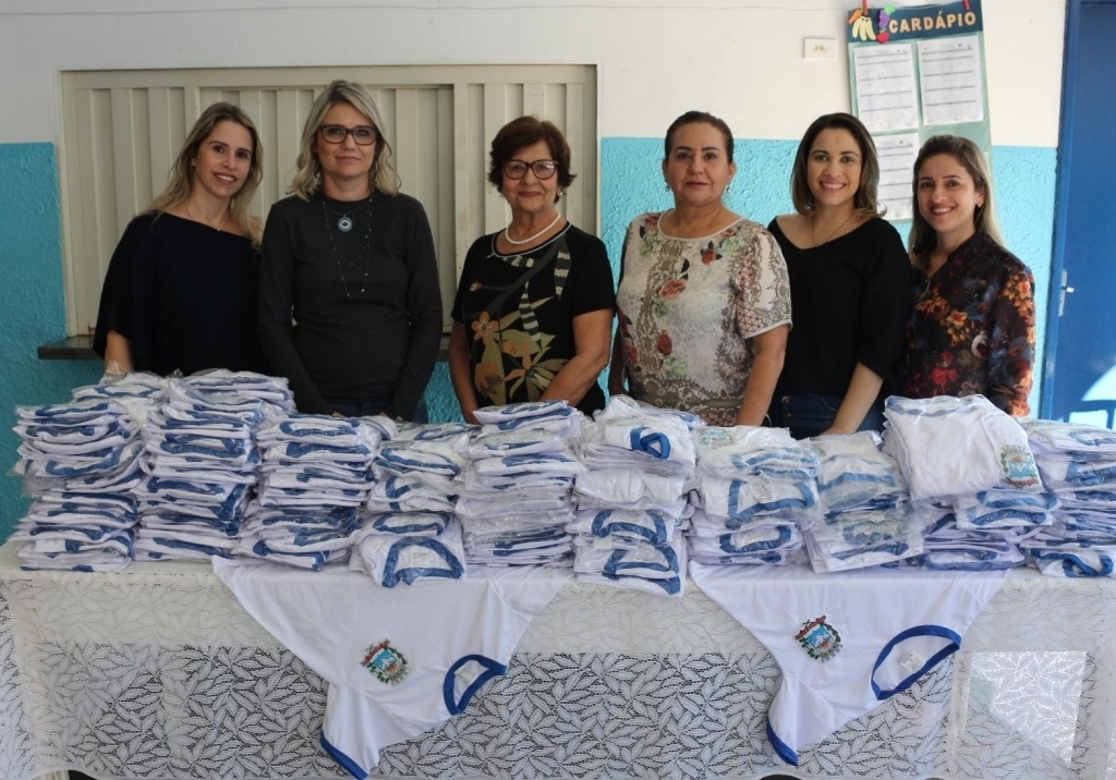 As supervisoras de ensino Valéria Alonso e Elaine Magri, a secretária de Educação, Lourdes Rezende, a diretora Vilma Azevedo Agostinho, a vice-diretora  Gisele Guimarães e a coordenadora Luciana Prandi Franco coordenaram a entrega de uniformes na escola E