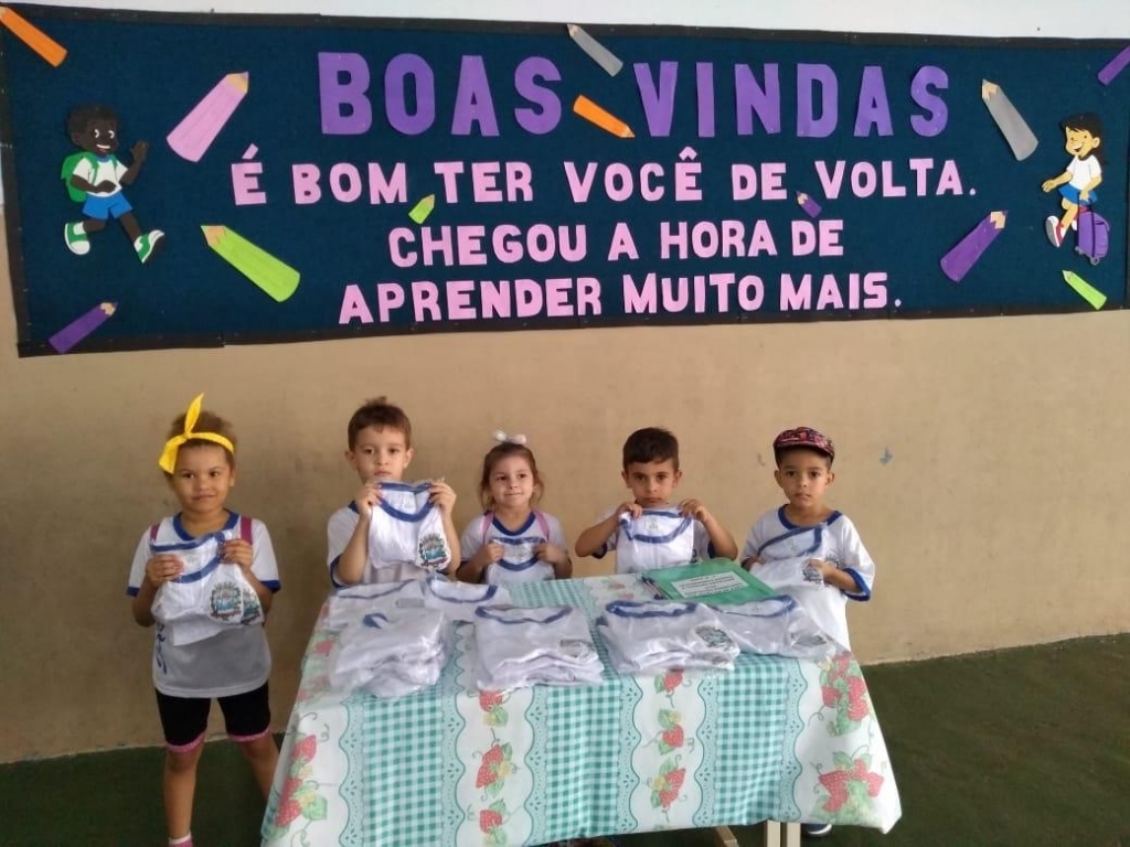 Alunos da educação infantil também receberam uniformes