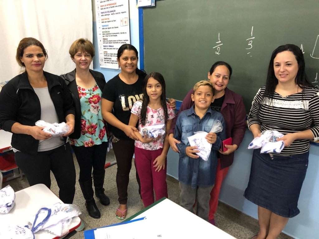 Professores da EM Elza Pirro Viana coordenaram a entrega dos uniformes durante reunião de pais e mestres