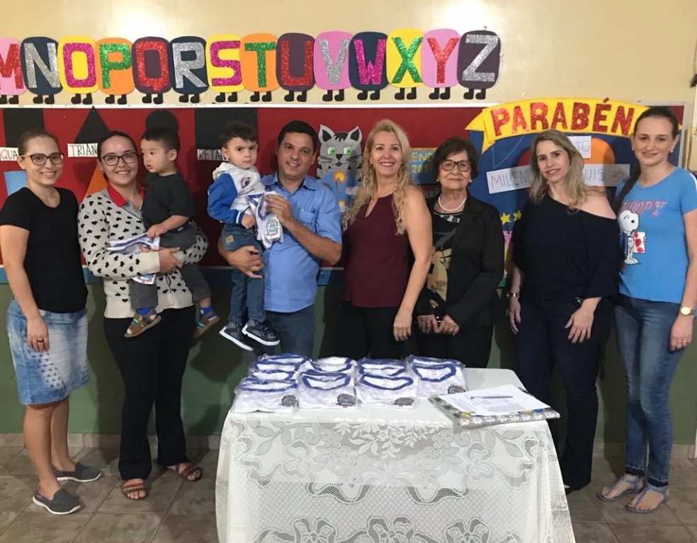 Na manhã da quinta-feira, pais de alunos da EMEI Vera Lúcia da Silva Oliveira Vilela receberam uniformes das mãos da secretária de Educação, Lourdes Marcondes Rezende, da supervisora de ensino Valéria Altimari Alonso e da vice-diretora Sueva Mesquita Gonç