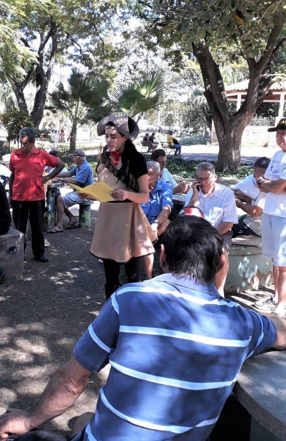 A aluna Sabrina Kézia, declamando seu cordel sobre o tema Pais, caracterizada de Maria Bonita