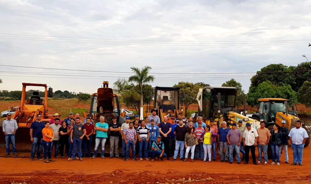 4-Alunos reunidos próximos aos maquinários no primeiro dia de aula prática