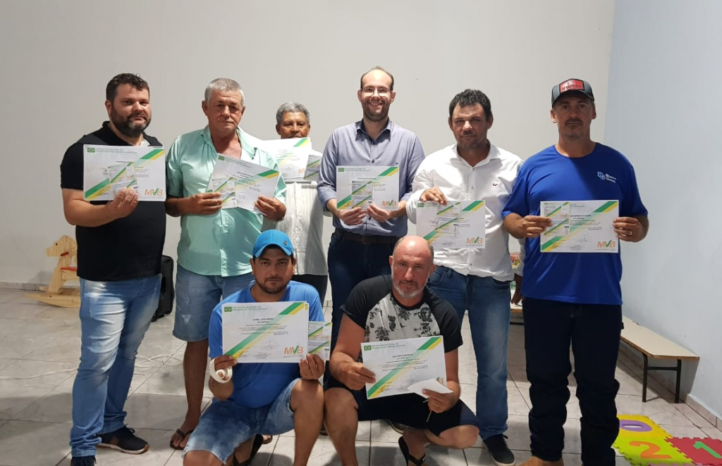 2-Prefeito Márcio Arjol (ao centro), o secretário de agricultura e meio ambiente, Anderson Chapichi (à esquerda) e servidores municipais também participaram do curso