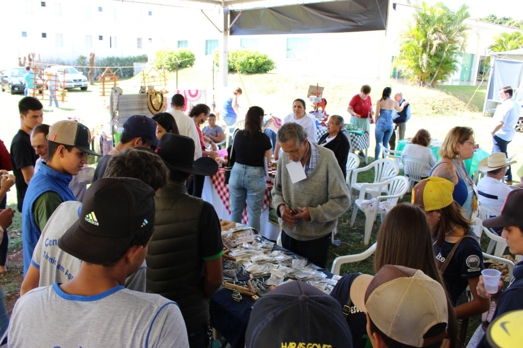 Os participantes visitaram os diversos estandes montados na área externa da Escola Vocacional