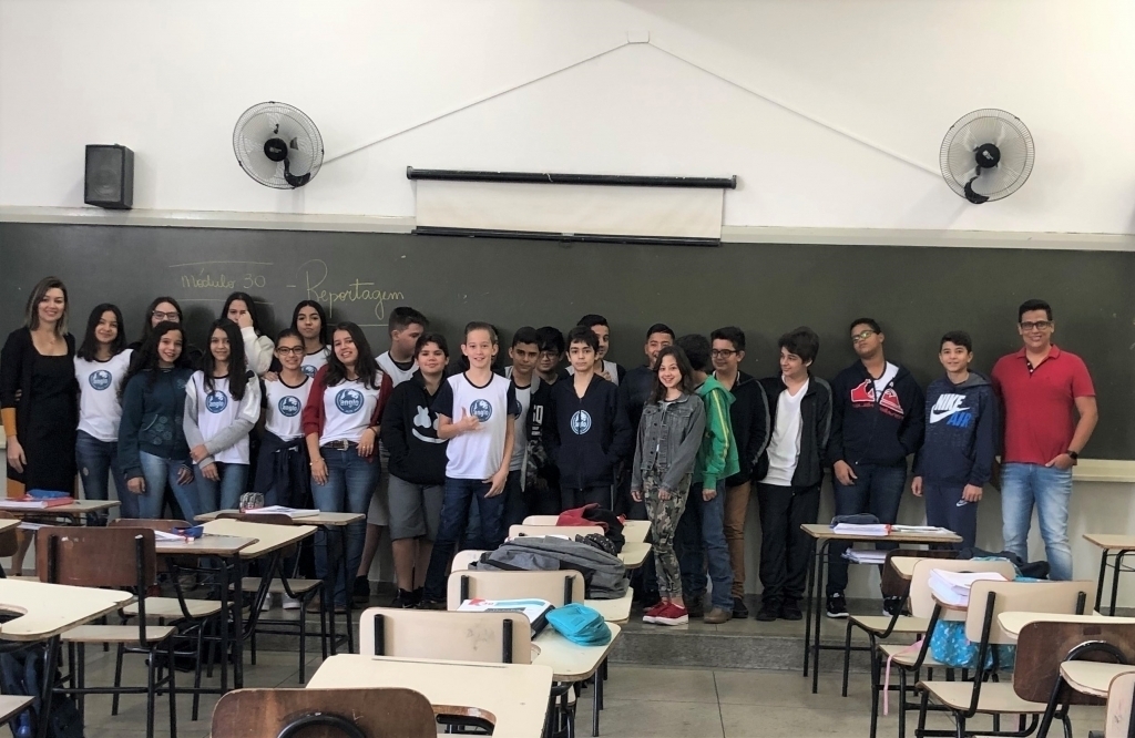 Jornalista ministra palestra sobre Reportagem aos alunos do Anglo de Jales