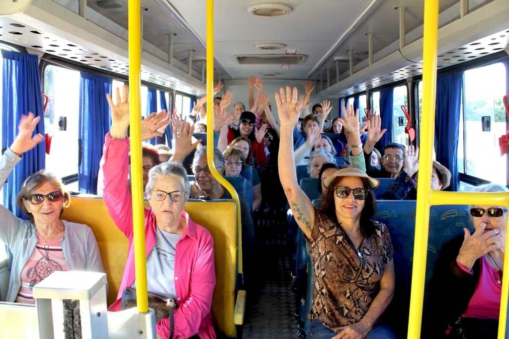 O grupo foi divido em dois ônibus para chegar aos pontos turísticos