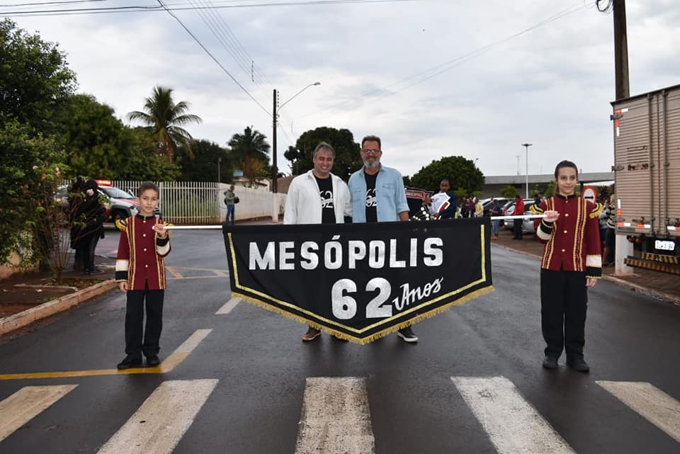 Mesópolis - Desfile cívico encerra dia de comemorações com chave de ouro
