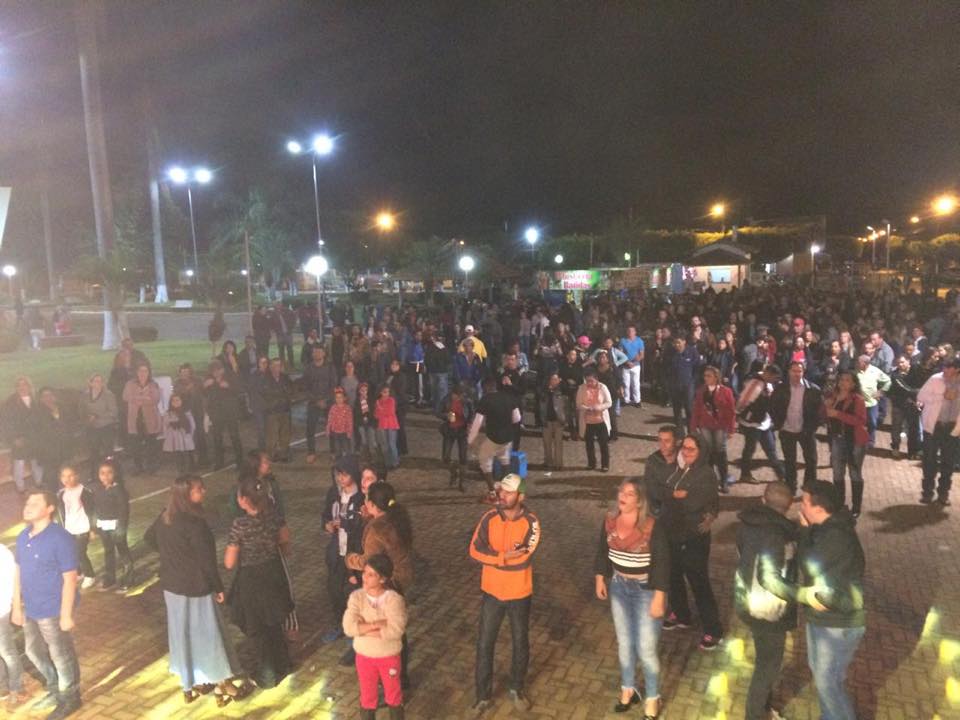 Munícipes se reuniram na Praça da Matriz para comemorar o aniversário de Turmalina