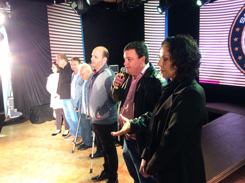 O prefeito, junto à primeira-dama e outras autoridades do município agradeceram a iniciativa