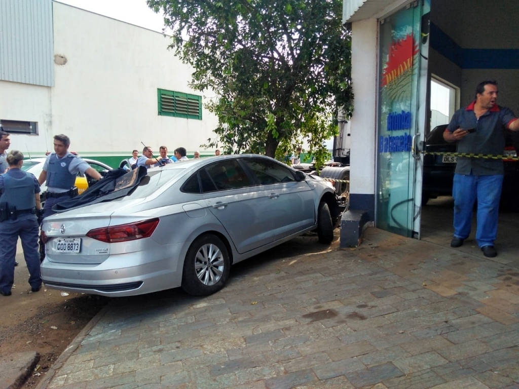 O automóvel acabou colidindo com uma árvore na Marginal Áureo Fernandes de Faria