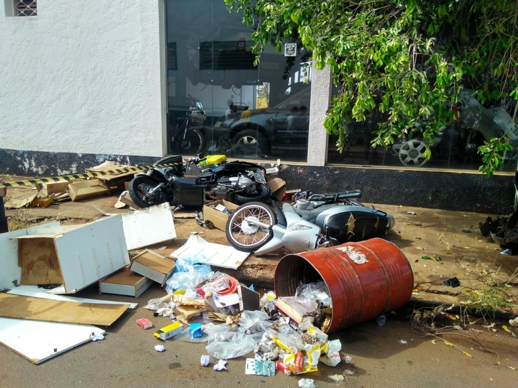 O traficante causou grandes estragos na Marginal, incluindo motos estacionadas que pertenciam a funcionários de um comércio local