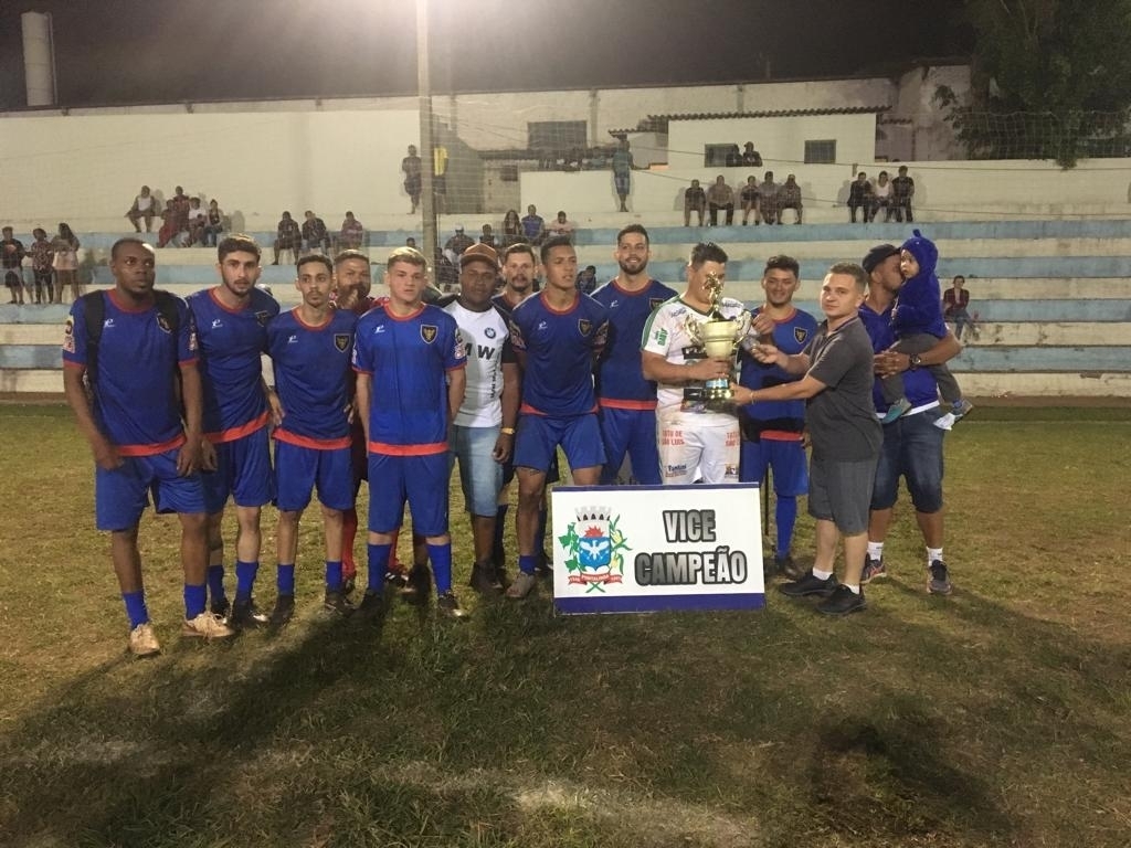 O presidente da Câmara Mathias na entrega do troféu para o segundo lugar