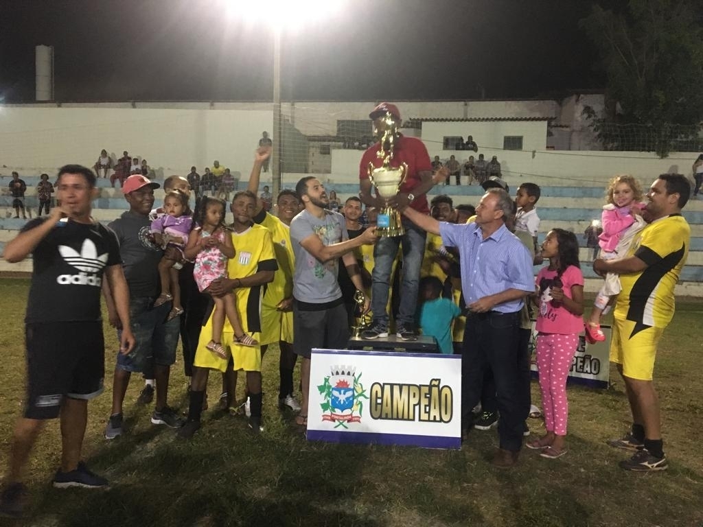 O prefeito Elvis na entrega do troféu para os campeões