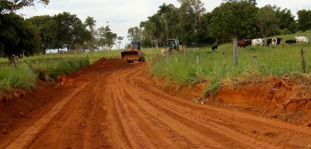 O maquinário também ajudou na melhoria da estrada de chão próximo à passagem