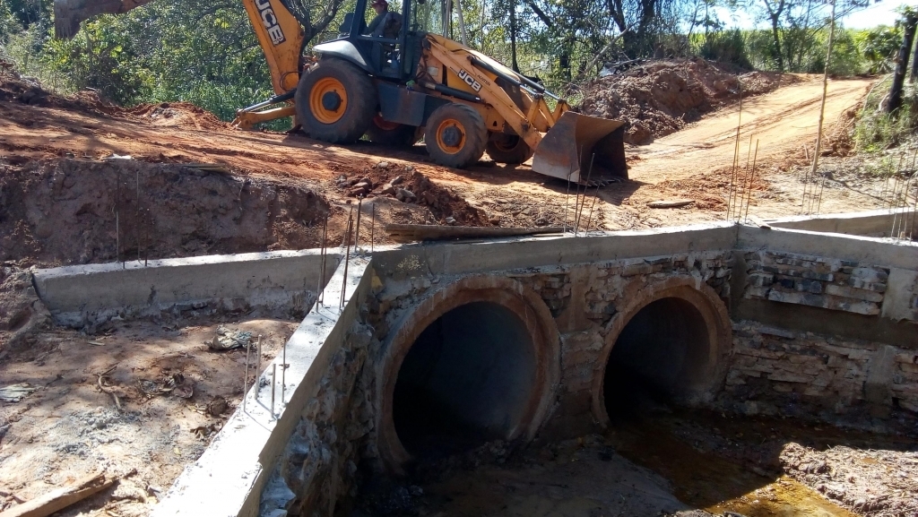 Prefeitura inicia construção de passagem no Córrego do Veadão