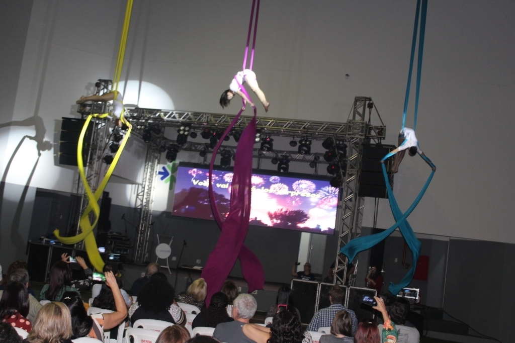 As alunas do Anglo Jales apresentaram uma coreografia no Tecido Acrobático