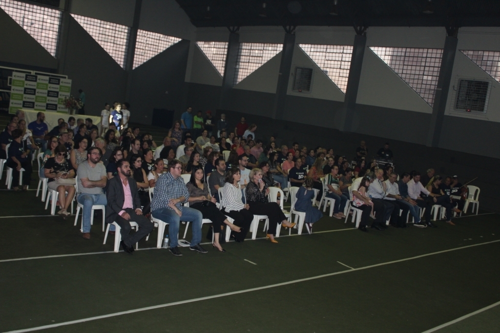 Funcionários, professores, autoridades e convidados prestigiaram a festa de lançamento da nova campanha do vestibular Unijales