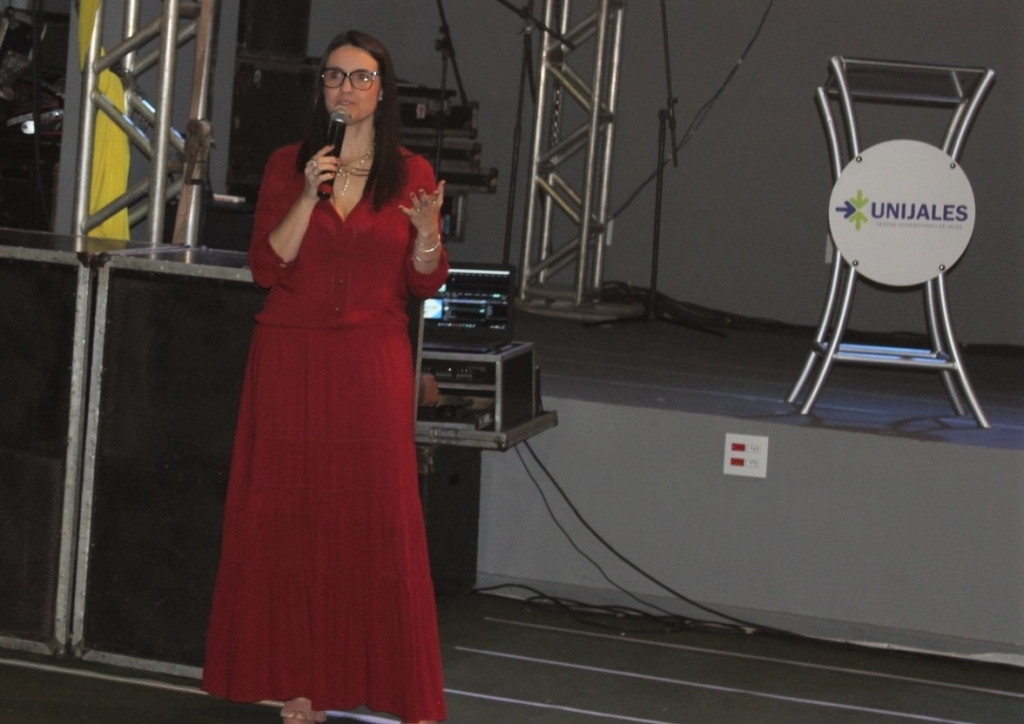 A publicitária Zuleica Sant’Ana apresentou todas as peças da nova campanha do vestibular Unijales