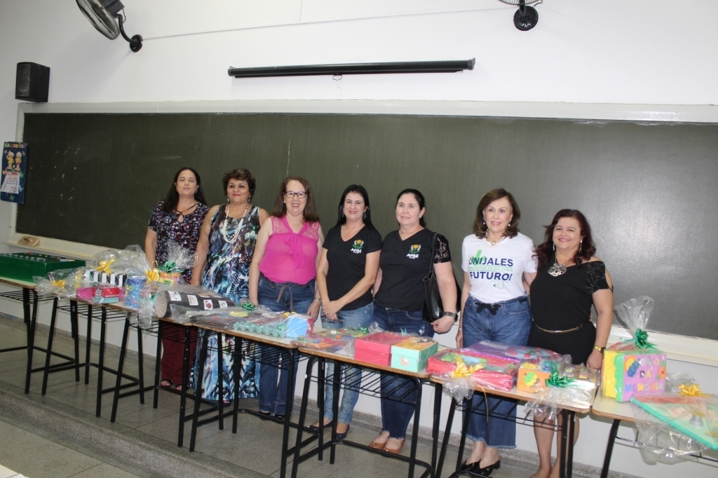 Representantes da APAE receberam todos os jogos que foram doados para crianças e adolescentes