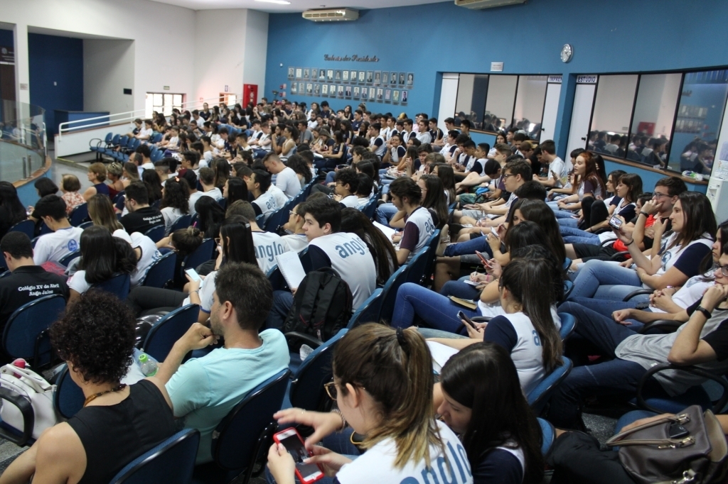 Alunos do Anglo Jales e Objetivo Jales participaram do 8º Café Filosófico