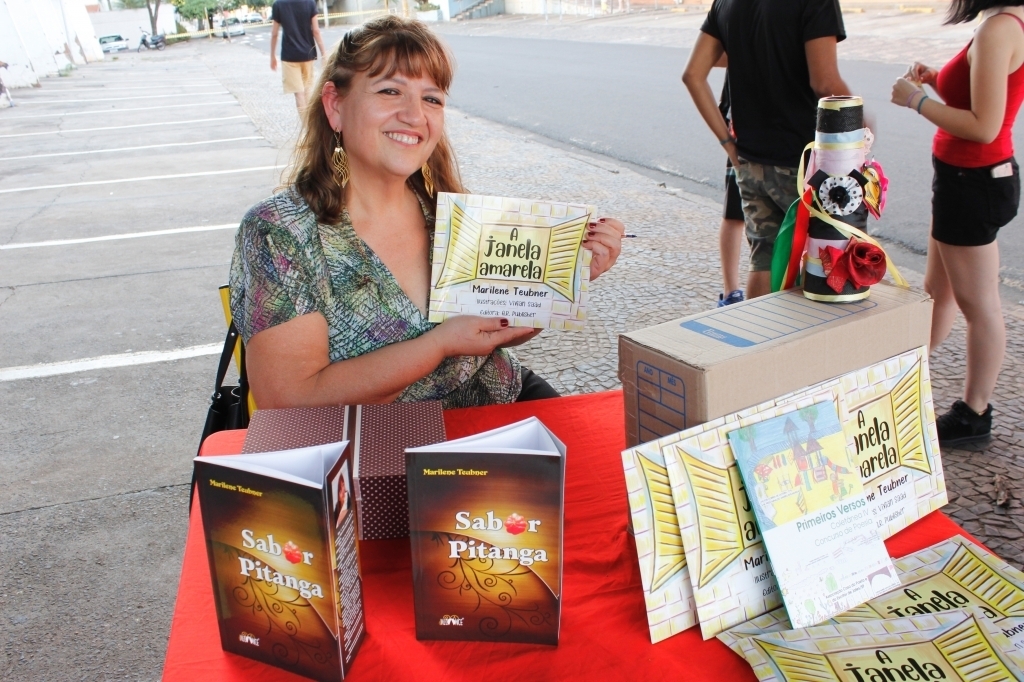 Marilene Pacheco Teubner, atual presidente da Casa do Poeta de Jales aproveitou o evento cultural para fazer o lançamento do livro infantil “A Janela Amarela”