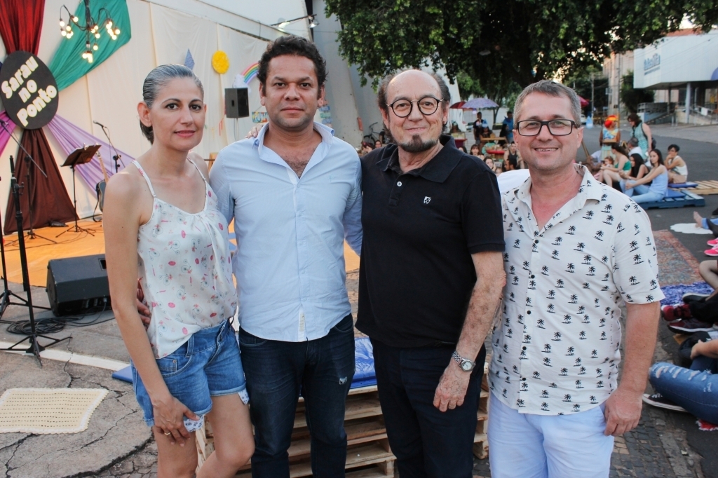 Walter Máximo, ladeado por Clayton Campos e por colaboradores da Escola Livre de Teatro, fez questão de estar presente no evento, relembrando suas origens