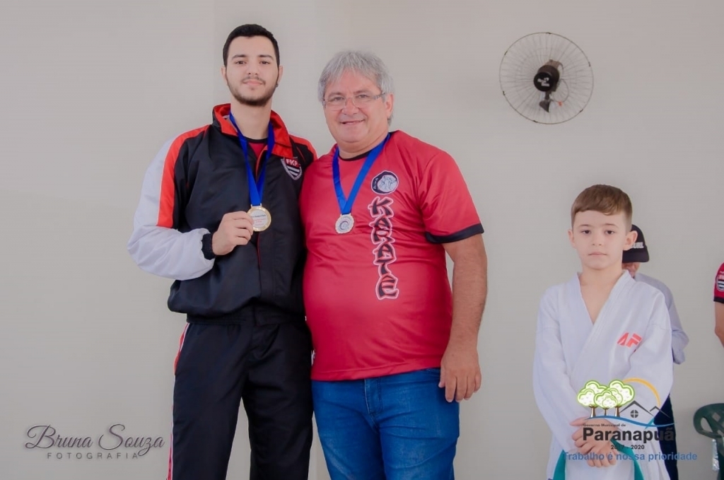 O atleta com o prefeito da cidade, Sergio Polarini
