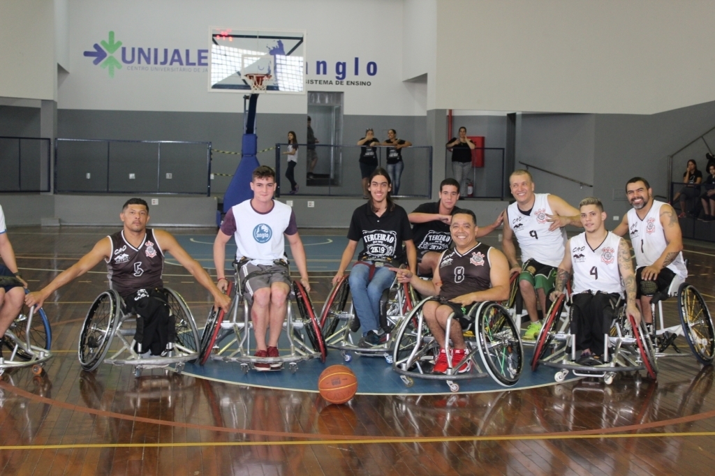 Os alunos do ensino médio puderam vivenciar como é jogar basquete sobre rodas